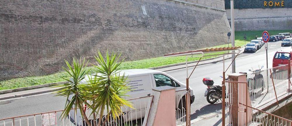 Difronte Ai Musei Vaticani Roma Exterior foto
